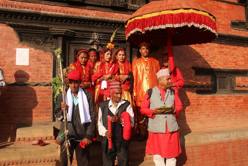 हेर्नुहाेस् फूलपाती भित्र्याउँदाका तस्बिरहरू