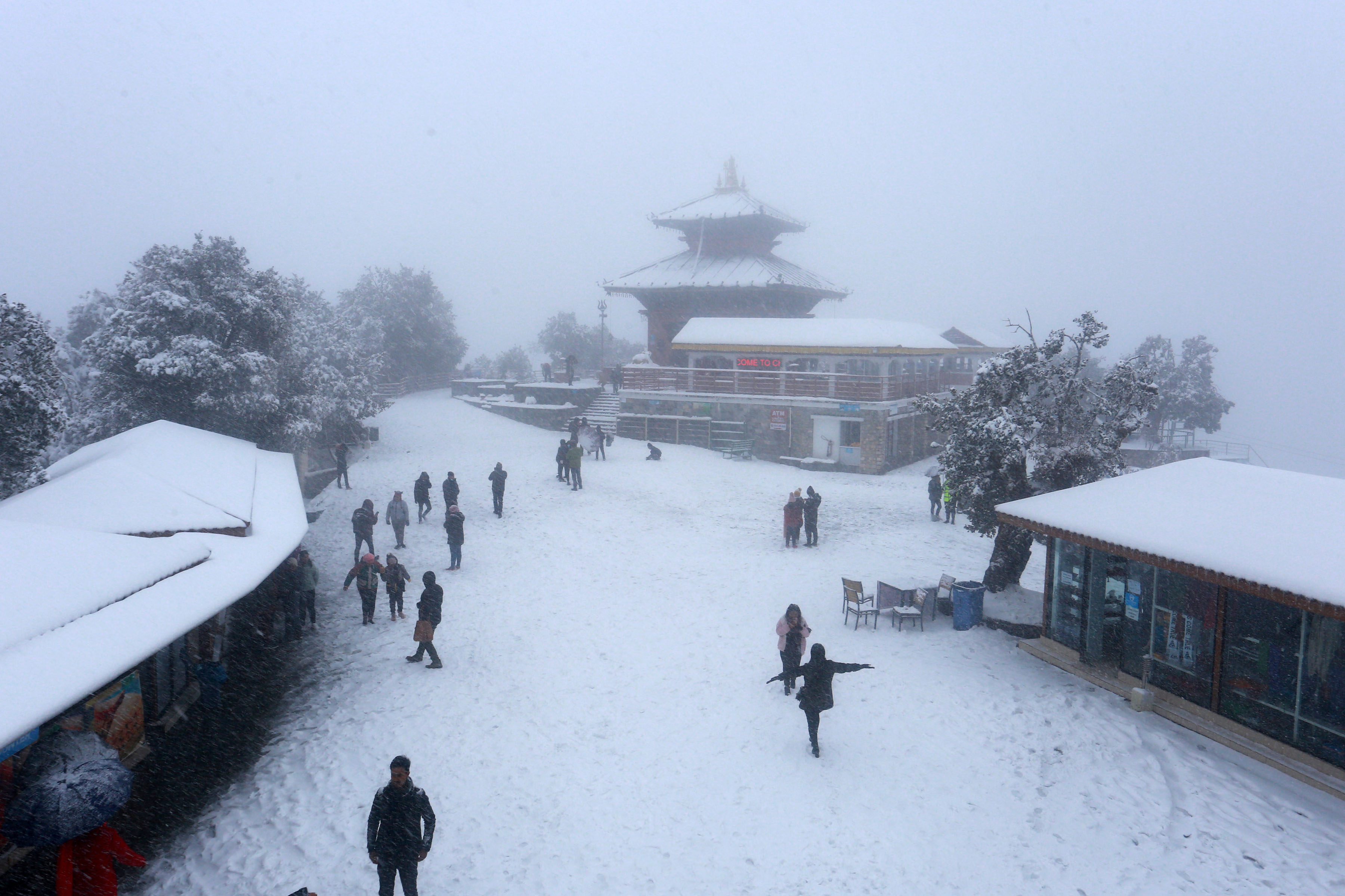 चन्द्रागिरिमा हिउँ खेल्नेकाे भीड